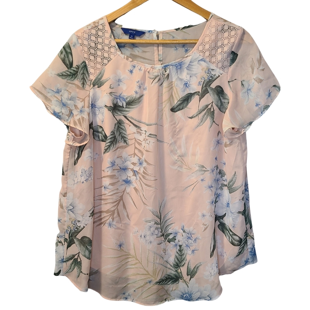 LIKE NEW! *BUNDLE 2 TOPS ,GET 1 FREE!* Light Pink Floral Flowy Blouse✨️ XL